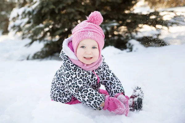 雪に覆われた森の中の少女の肖像画 — ストック写真