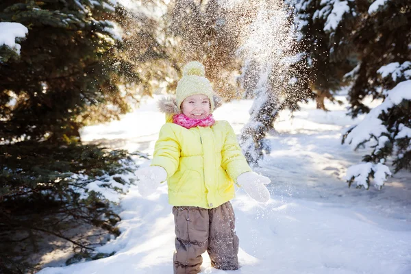 Porträt eines kleinen Mädchens im verschneiten Wald — Stockfoto