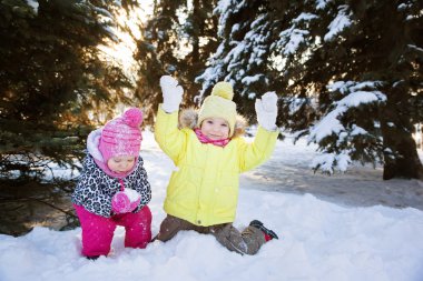 iki kız kış orman