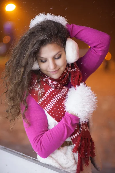 Vrouw in nacht winter stad — Stockfoto