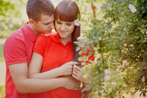 Happy couple kissing in nature — Stock Photo, Image