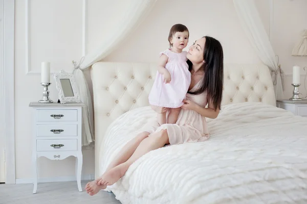 寝室の小さな娘の若い母親 — ストック写真
