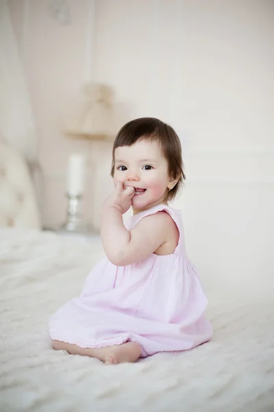 Retrato de uma menina doce em casa — Fotografia de Stock