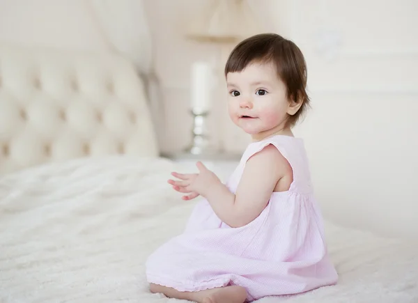 Portrait d'une petite fille douce à la maison — Photo