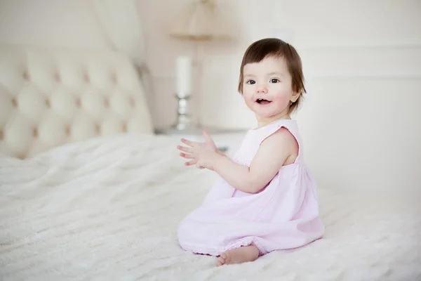 Porträt eines kleinen süßen Mädchens zu Hause — Stockfoto
