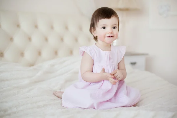 Porträt eines kleinen süßen Mädchens zu Hause — Stockfoto