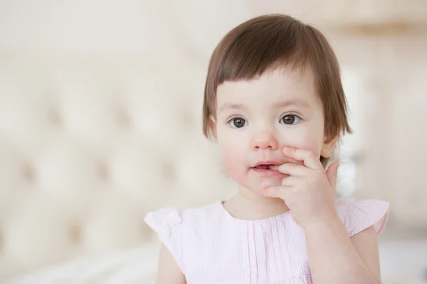 Retrato de una niña dulce en casa, primer plano . — Foto de Stock