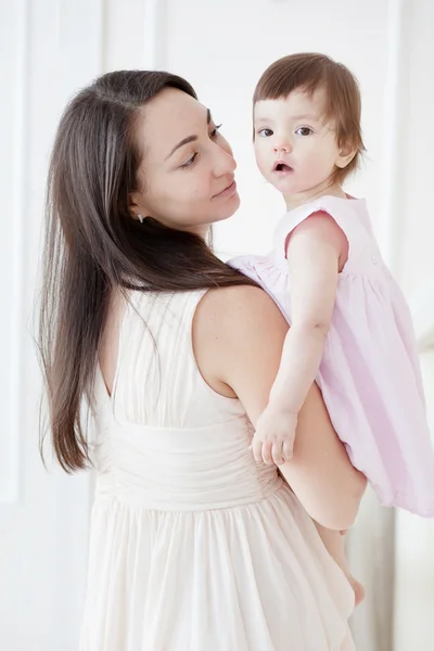 Retrato de uma jovem mãe e sua filhinha — Fotografia de Stock