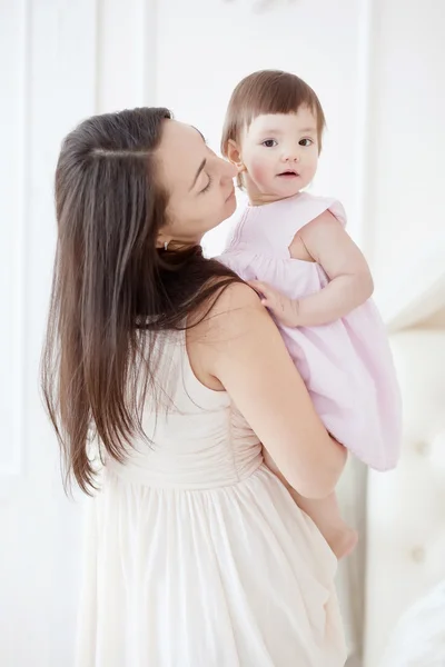 Porträtt av en ung mor och hennes lilla dotter — Stockfoto