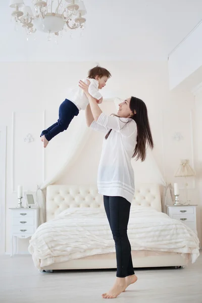 若い母親と小さな娘の寝室で演奏 — ストック写真