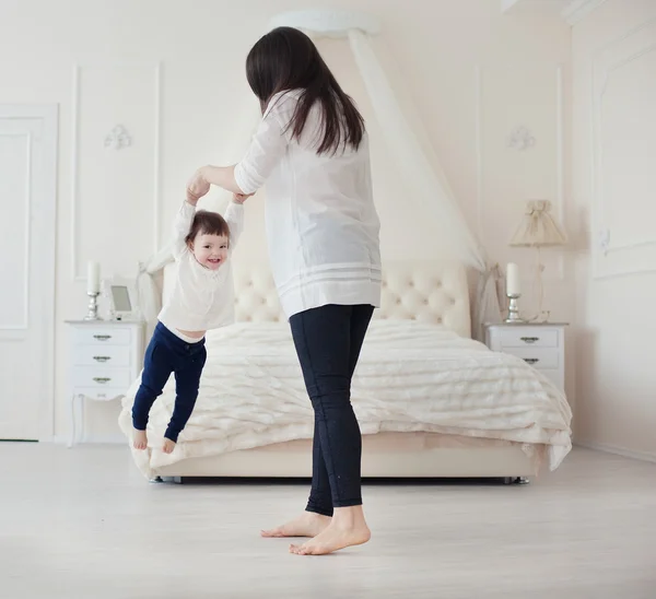 Jeune mère et petite fille jouant dans la chambre — Photo