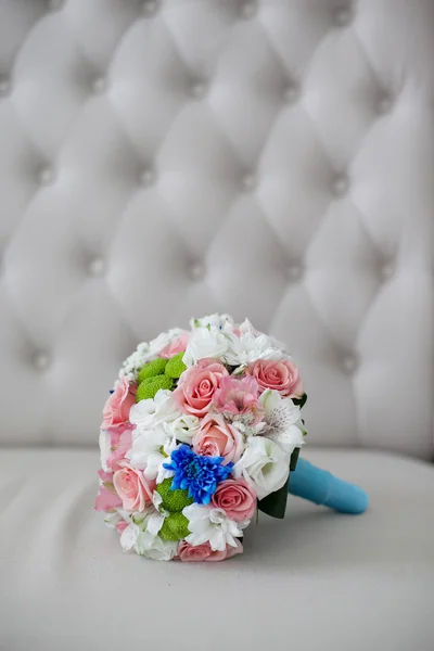Zářivě barevné svatební kytice — Stock fotografie
