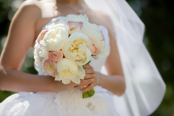 Delicate bridal bouquet van rozen en peons — Stockfoto