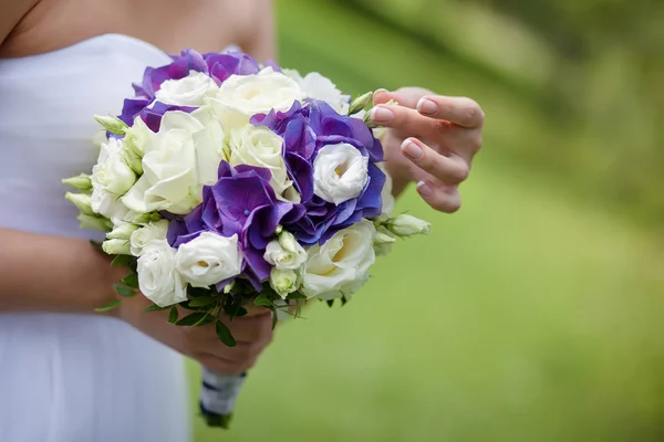新娘捧花的绣球花和 eustomy — 图库照片