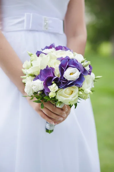 Bouquet nupcial de hortênsias e eustomia — Fotografia de Stock