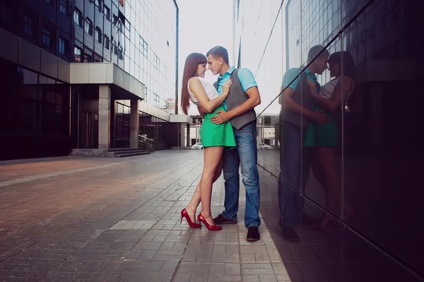 Happy young couple in city — Stock Photo, Image
