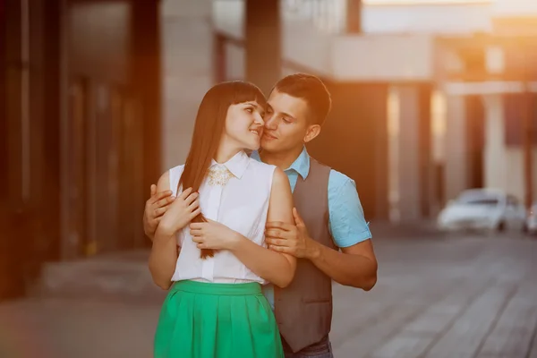 Happy young couple in city — Stock Photo, Image