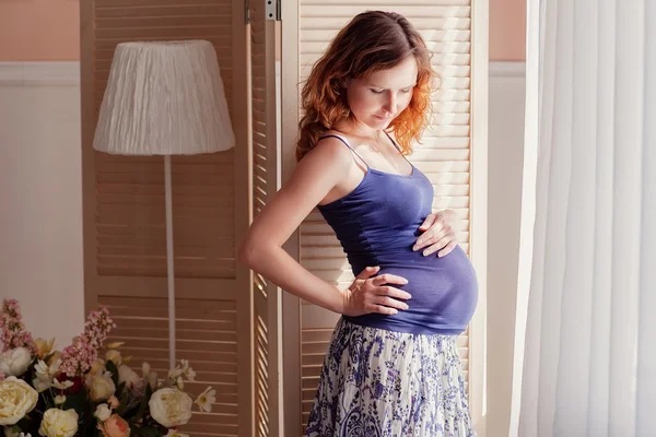 Huis portret van zwangere vrouw — Stockfoto