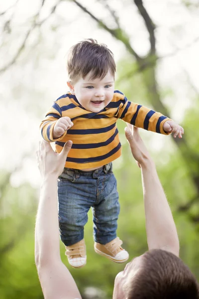 Pai e filho ao ar livre. Bebê menino se divertindo com a da — Fotografia de Stock