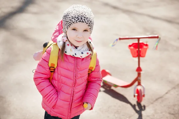 Retrato de niña linda en chaqueta rosa con el scooter — Foto de Stock