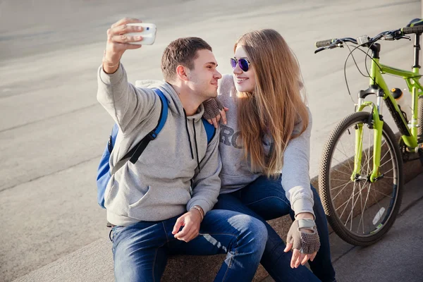 Young couple using smart phone for selfie in the city — Stock Photo, Image