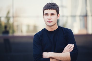 şehirde genç çekici bir adam portresi