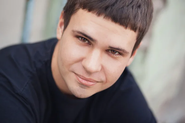 Porträtt av en ung attraktiv man, närbild — Stockfoto