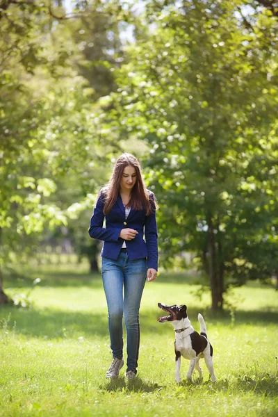 年轻女子和她的狗散步 — 图库照片
