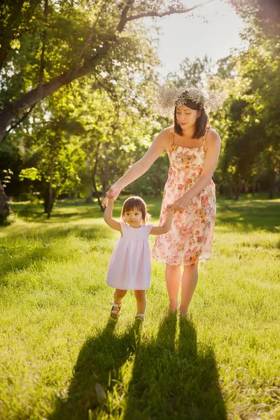 Mor och dotter i parken — Stockfoto