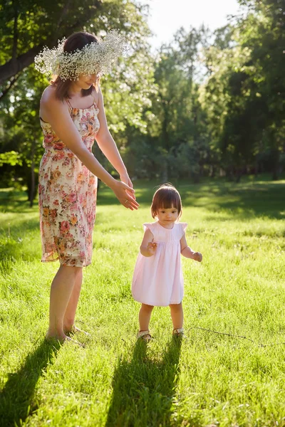 Mor och dotter i parken — Stockfoto