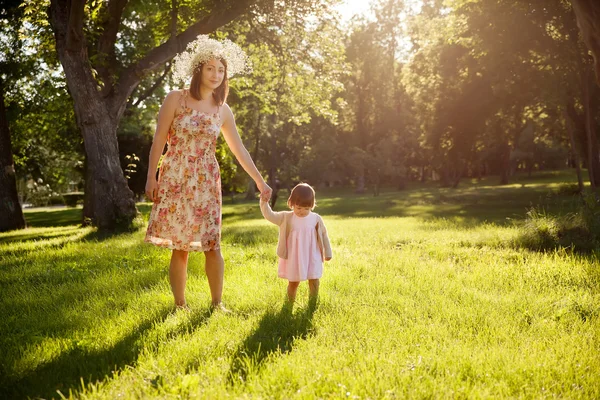 Moeder en dochter in het park — Stockfoto