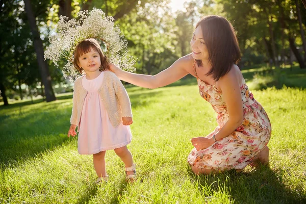 Anne ve kızı parkta. — Stok fotoğraf