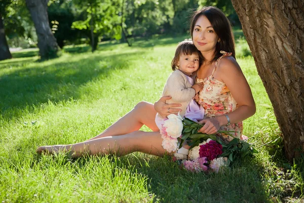 Mãe e filha no parque — Fotografia de Stock