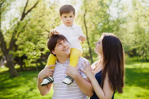 Gelukkig gezin in het park — Stockfoto