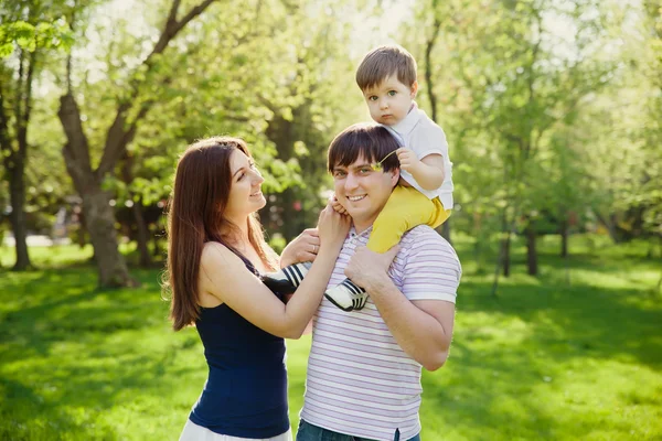 Gelukkig gezin in het park — Stockfoto