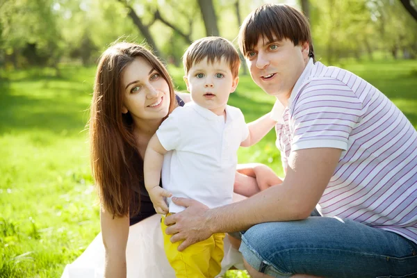 Familia feliz en el parque — Foto de Stock