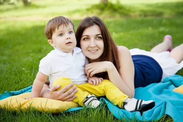 A mother and son outdoors — Stockfoto
