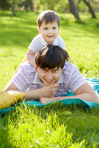 Vater mit sohn mit spaß — Stockfoto