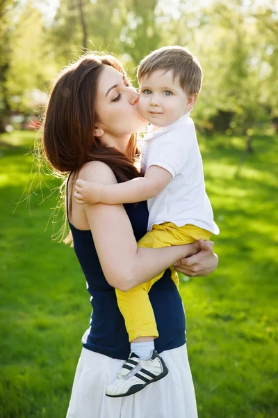 Uma mãe e um filho ao ar livre — Fotografia de Stock