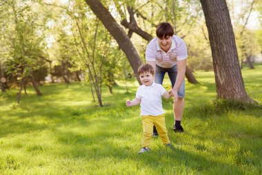 Baba oğul eğleniyor.