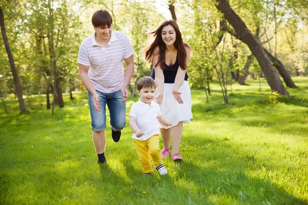 Familia feliz divirtiéndose en el parque — Foto de Stock