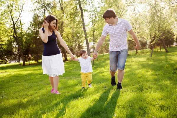 Happy family having funin the park — ストック写真