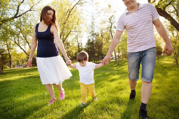 Familia feliz divirtiéndose en el parque — Foto de Stock