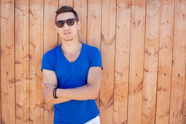 ahşap duvar, yakışıklı genç