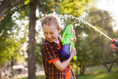 su silahlarla oynayan mutlu çocuk