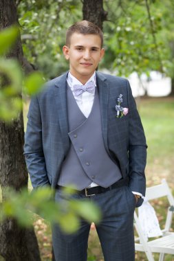 Garden gri düğün elbiseli damat