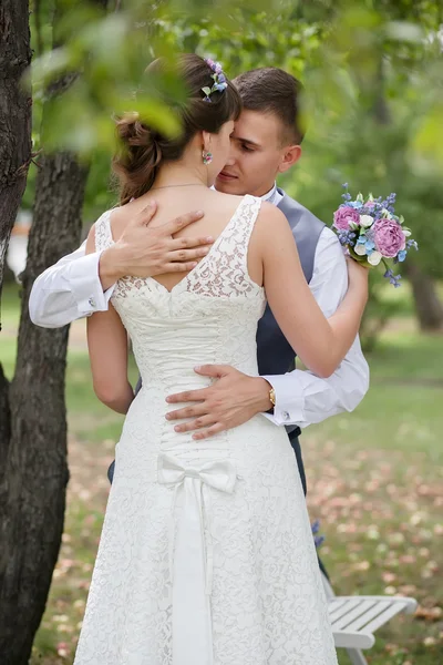 Recém-casado casal de pé e olhando uns para os outros — Fotografia de Stock