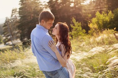 aşık bir alanda gün batımında