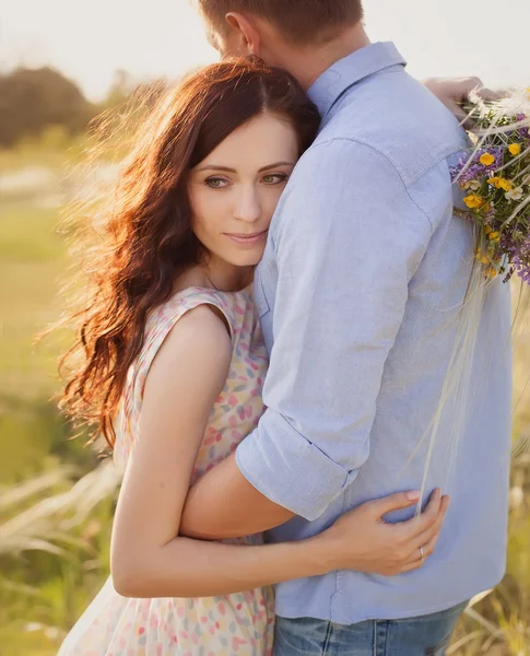 Schöne brünette Frau in der Liebe umarmt ihren Freund — Stockfoto