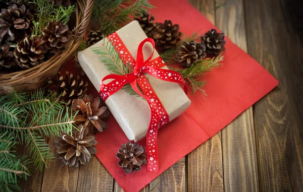 Presentes de Natal e cones e em uma mesa de madeira — Fotografia de Stock